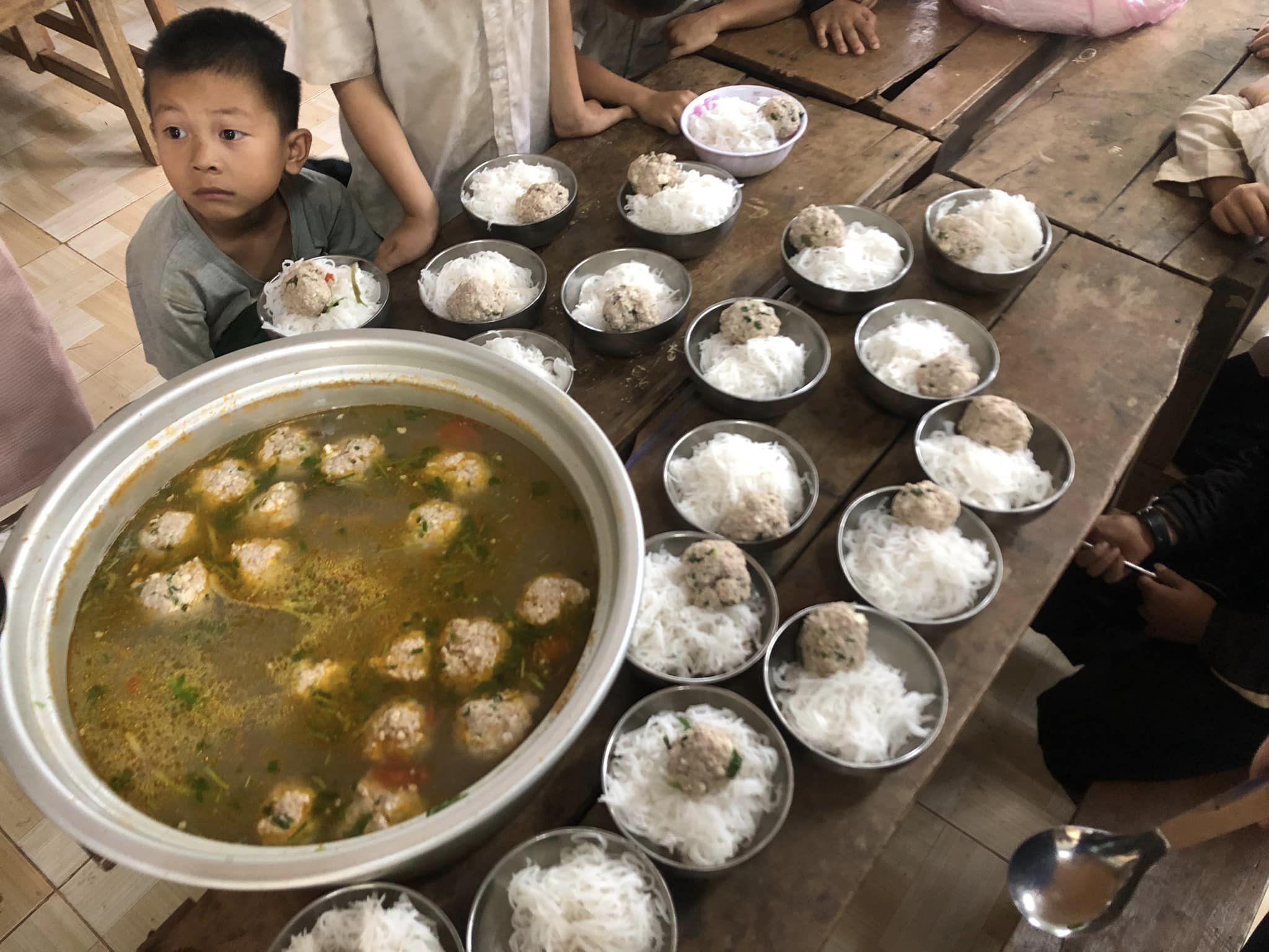 Đoàn thanh niên tham gia nấu ăn cho các em hs nội trú