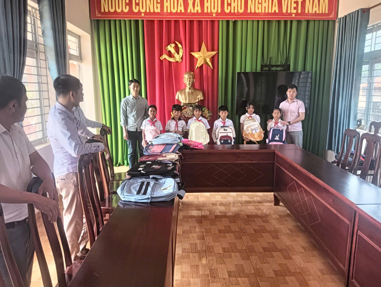 CHƯƠNG TRÌNH TRAO TẶNG 60 CHIẾC CẶP CHO HỌC SINH TRƯỜNG TIỂU HỌC NGÔ GIA TỰ CHƯƠNG TRÌNH TRAO TẶNG 60 CHIẾC CẶP CHO HỌC SINH TRƯỜNG TIỂU HỌC NGÔ GIA TỰ